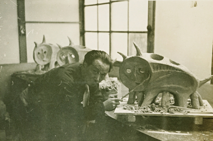 犬の植木鉢と岡本太郎 1954年11月19日 伊奈製陶にて